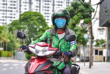 Grab triển khai chương trình "Cùng Grab đưa Tết đến từng con hẻm" để trao quà cho các hoàn cảnh khó khăn.