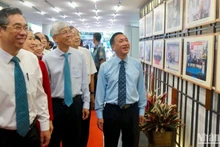 Các đại biểu tham quan triển lãm hình ảnh các hoạt động tổ chức Ngày hội Đại đoàn kết toàn dân tộc giai đoạn 2003-2023
