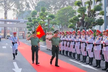 Bộ trưởng Tô Lâm duyệt đội danh dự khi đến dự Hội nghị. (Ảnh: ĐỨC NAM)