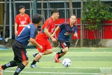 Một pha tranh bóng trong trận đấu giữa Báo Người Lao Động và Liên quân Sài Gòn Giải Phóng và Đài tiếng nói TP Hồ Chí Minh