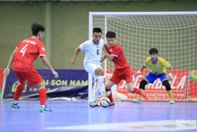 Một pha tranh chấp bóng trong trận đấu giữa Hà Nội và Cao Bằng.