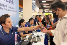 Các sinh viên tham gia phỏng vấn, tìm hiểu các doanh nghiệp tuyển dụng tại ngày hội.
