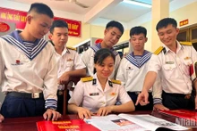 Cán bộ, chiến sĩ đọc những thông tin ý nghĩa trên ấn phẩm Báo Nhân Dân Xuân Giáp Thìn 2024.