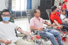 Người dân tham gia hiến máu tại chương trình Hành trình đỏ năm 2024.