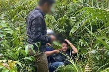 Lực lượng chức năng vây bắt các đối tượng trên đường trốn chạy (Ảnh: Công an cung cấp).