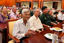 Các đại biểu là người có công tiêu biểu dự họp mặt.