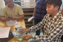 Lê Xuân Đào làm việc với cơ quan chức năng. (Ảnh: Công an cung cấp)