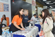 Các sinh viên tham gia tìm hiểu, thông tin về ngành nghề tại chương trình.