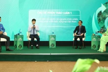 Các đại biểu tham luận tại diễn đàn.