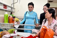 Đại diện Quỹ Khởi sự từ tâm thăm và tặng quà cho bệnh nhi đang điều trị tại bệnh viện Ung bướu.