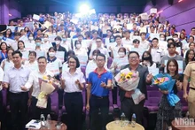 Đại biểu và sinh viên chụp ảnh kỷ niệm tại chương trình.