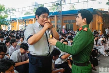 Các em học sinh giao lưu với cán bộ công an tại chương trình.