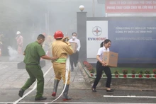 Diễn tập phòng cháy chữa cháy tại công ty Điện lực Bình Phú (trực thuộc EVNHCMC).