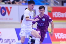 Tình huống bóng giữa cầu thủ hai đội Hà Nội và Thái Sơn Bắc