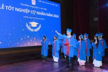 Các tân khoa danh dự và tập thể tân cử nhân Khóa 2020-2024 Trường đại học Y Hà Nội đã tuyên thệ “Lời thề nghề nghiệp” trong lễ tốt nghiệp. 