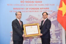 Phó Thủ tướng Chính phủ, Bộ trưởng Bộ Ngoại giao Bùi Thanh Sơn trao tặng Huân chương Hữu nghị của Nhà nước Việt Nam cho đồng chí Hùng Ba, Đại sứ đặc mệnh toàn quyền nước Cộng hòa nhân dân Trung Hoa tại Việt Nam