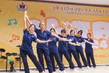 [Ảnh] Sôi nổi hoạt động đón chào học sinh mới khối lớp 10