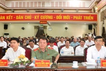 Các đại biểu dự hội nghị tiếp xúc cử tri tại thành phố Phủ Lý.