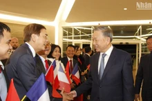 Tiến sĩ, bác sĩ Võ Toàn Trung cùng đông đảo kiều bào vui mừng đón Tổng Bí thư , Chủ tịch nước Tô Lâm thăm chính thức Cộng hòa Pháp ngày 3/10/2024.