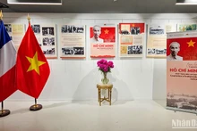 Gần 200 hình ảnh tư liệu được trưng bày tại Paris để bày tỏ lòng biết ơn vô hạn đối với công lao trời biển của Chủ tịch Hồ Chí Minh. Ảnh; Minh Duy.