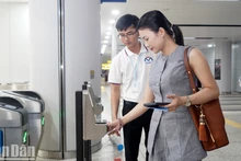Sau một tháng miễn phí, tuyến tàu điện bắt đầu thu vé từ ngày 21/1, với mức 6.000 đến 20.000 đồng mỗi lượt, hành khách có thể thanh toán qua thẻ ngân hàng, app metro...