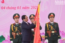 Thủ tướng Chính phủ Phạm Minh Chính trao tặng danh hiệu Anh hùng Lực lượng vũ trang nhân dân cho Lực lượng vũ trang Thành phố Hồ Chí Minh.