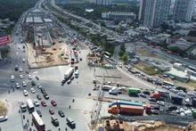 Càng về chiều dòng xe càng tập trung đông trên các tuyến đường cửa ngõ. Tuy nhiên, ùn ứ chỉ xảy ra cục bộ ở khu vực nút giao An Phú do nơi đây là công trình đang thi công.