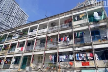 Cách trung tâm Quận 1 khoảng 1km, chung cư Vĩnh Hội (hay còn gọi là chung cư A, B, C, Quận 4) được xây dựng từ trước năm 1975, quy mô 4 tầng, diện tích đất hơn 3.600m2, có tổng cộng 104 căn hộ. Theo thời gian chung cư đã xuống cấp trầm trọng.