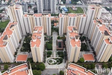 Với diện tích 38,4ha và hơn 12.000 căn hộ, dự án khu tái định cư Bình Khánh được xây dựng kể từ năm 2013 và hoàn thành vào năm 2015. Dự án thực hiện nhằm phục vụ tái định cư tại chỗ cho các hộ dân thuộc 5 phường trung tâm của Khu đô thị mới Thủ Thiêm.