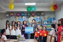 Phu nhân Ngô Phương Ly tặng Tủ sách Tiếng Việt cho lớp học.