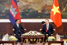 Tổng Bí thư Tô Lâm hội kiến Chủ tịch Đảng Nhân dân Campuchia Hun Sen. (Ảnh: DUY LINH)