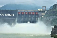 Bộ Nông nghiệp và Phát triển nông thôn vừa ra Công điện số 5264/CĐ-BNN-ĐĐ ngày 23/7/2024 lệnh Giám đốc Công ty thủy điện Hòa Bình mở tiếp cửa xả đáy thứ 3.