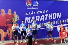 Ban tổ chức trao giải cho các vận động viên nam chạy cự ly 21km.