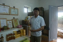 Ông Đặng Thanh Tùng – Giám đốc HTX Mật ong Tùng Hằng, người khởi xướng thành lập mô hình HTX giúp thúc đẩy và phát triển nghề nuôi ong tại địa phương.