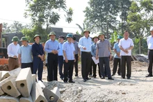 Lãnh đạo tỉnh Tuyên Quang, lãnh đạo các Sở, ngành kiểm tra tiến độ xây dựng khu tái định cư tại xã Tân Thành, huyện Hàm Yên. 