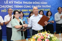 Lễ ký thỏa thuận chương trình hợp tác cùng em đến trường hỗ trợ học sinh nghèo vượt khó giai đoạn 2025-2028.