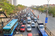 Giao thông ùn tắc khi nhiều người dân trở lại Thủ đô trong chiều 29/1
