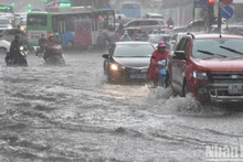 Mưa lớn gây ra ngập sâu nhiều tuyến phố Hà Nội sáng 5/6. Ảnh: THÀNH ĐẠT