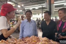 Tiểu thương phấn khởi chia sẻ với các đại biểu tại chợ.