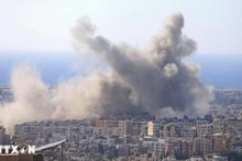 Khói bốc lên sau một cuộc không kích của Israel. (Ảnh: THX/TTXVN)