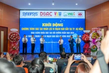 Các đại biểu thực hiện nghi thức khởi động chương trình.