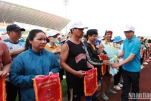 Ban Tổ chức tặng cờ lưu niệm, hoa cho các đơn vị tham gia.