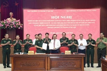 Bộ trưởng Quốc phòng Phan Văn Giang và Bí thư Thành ủy Hà Nội Đinh Tiến Dũng ký kết quy chế phối hợp giữa Ban Thường vụ Quân ủy Trung ương với Ban Thường vụ Thành ủy Hà Nội. (Ảnh Duy Linh)