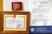 Quyết định tặng Kỷ niệm chương “Vì sức khỏe nhân dân” của Bộ Y tế cho bà Wakako Niikura.