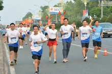Đông đảo cán bộ, người dân tham gia giải chạy về tuyên truyền tiết kiệm điện.