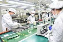 Dây chuyền sản xuất linh kiện điện tử của Công ty TNHH Bumjin Electronics Vina (Quảng Ninh). (Ảnh: TRẦN HẢI)