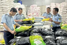 Lực lượng Quản lý thị trường kiểm tra hàng hóa vi phạm.
