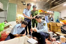 Phó Tổng Cục trưởng Quản lý thị trường Nguyễn Thanh Bình cùng các lực lượng chức năng trực tiếp kiểm tra hàng hóa.