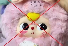 Hình ảnh sản phẩm đồ chơi búp bê baby three được cho in hình giống "đường lưỡi bò" vi phạm chủ quyền lãnh thổ Việt Nam.