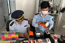 Lực lượng quản lý thị trường tỉnh Đồng Tháp xử lý vi phạm tại một cửa hàng kinh doanh thuốc lá điện tử trên địa bàn. 